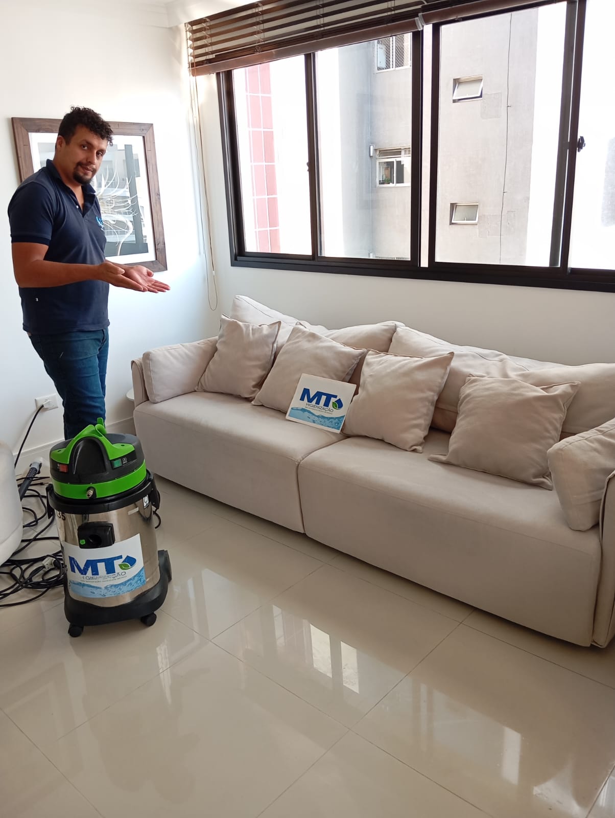 Equipe MT Higienização realizando higienização de sofá em Curitiba